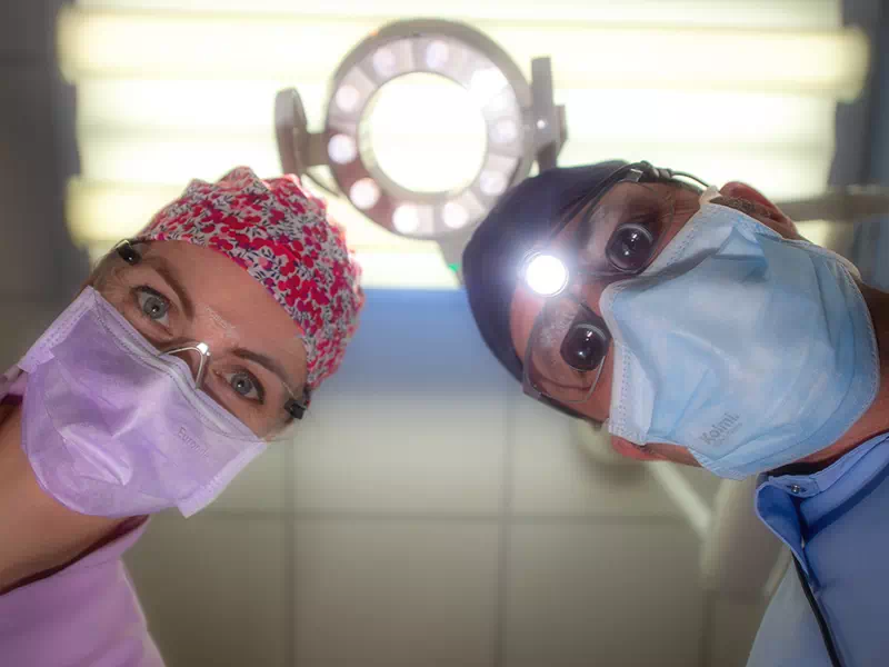Dr Dandoy et assistante Audrey au bloc opératoire